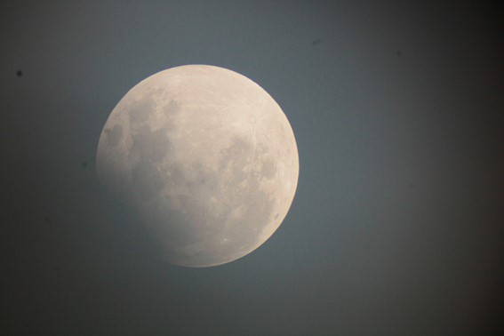 No caso do eclipse parcial registrado, uma parte da Lua entrou na umbra, a região de sombra total, o que provocou um leve escurecimento na parte sul do satélite, visível da Terra. Foto/Clube Centauri