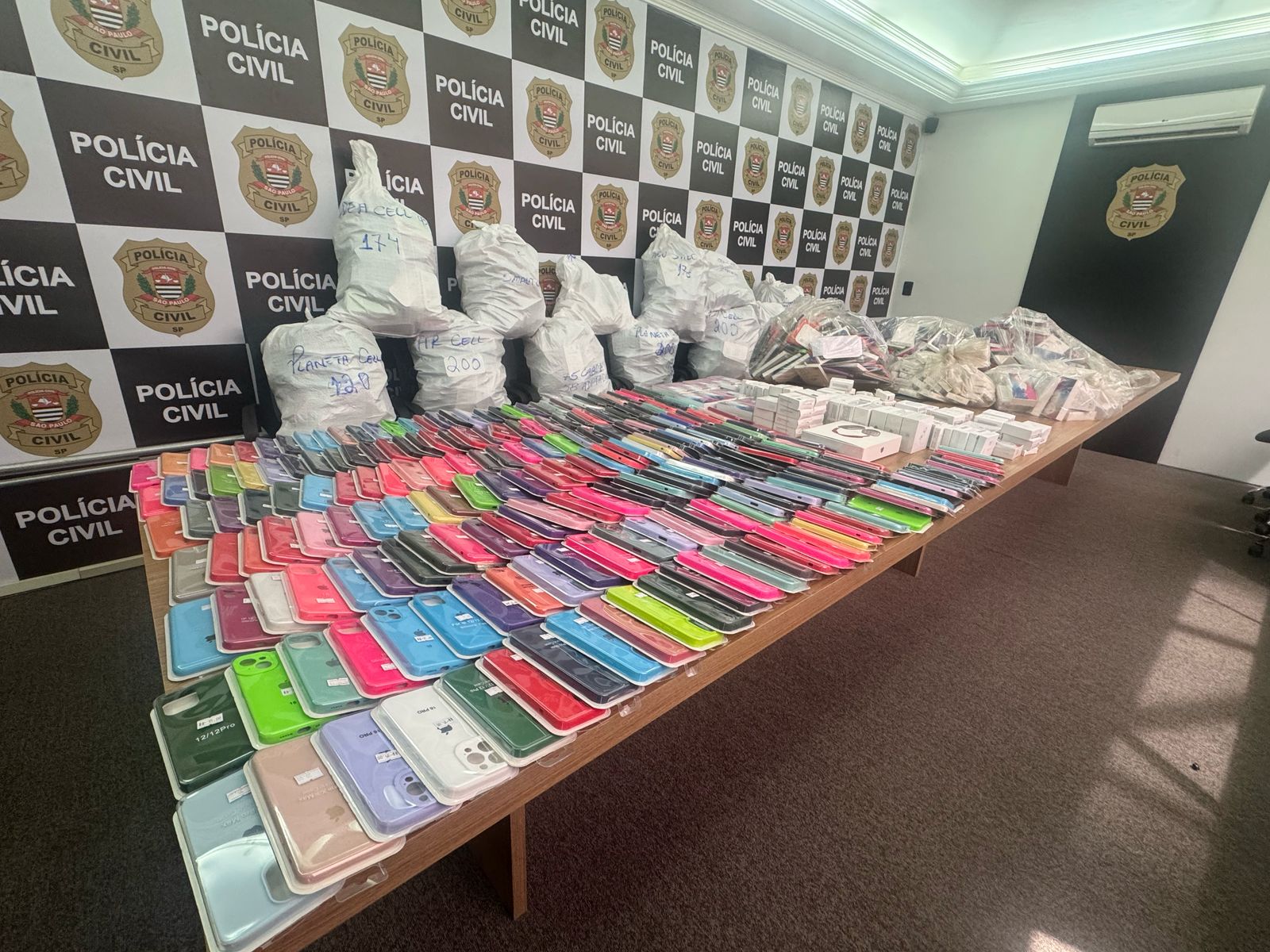 egundo a Polícia Civil, a comercialização de produtos falsificados fere a legislação de propriedade industrial e pode representar riscos à segurança do consumidor. Foto/Divulgação