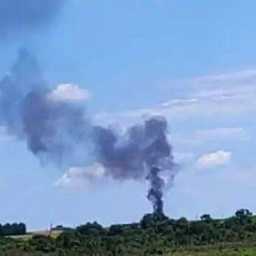 Equipes de resgate foram acionadas para conter o incêndio causado pelo impacto da queda. Foto/Internet