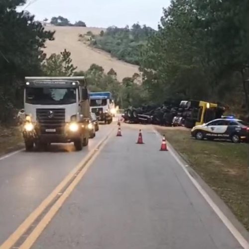 A equipe da Polícia Rodoviária permanece no local, aguardando a chegada do guincho para a remoção do veículo. Foto/Internet