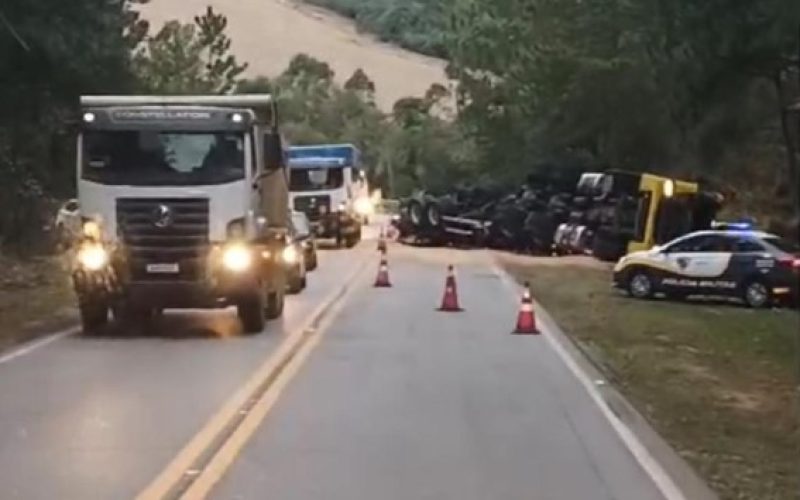 A equipe da Polícia Rodoviária permanece no local, aguardando a chegada do guincho para a remoção do veículo. Foto/Internet