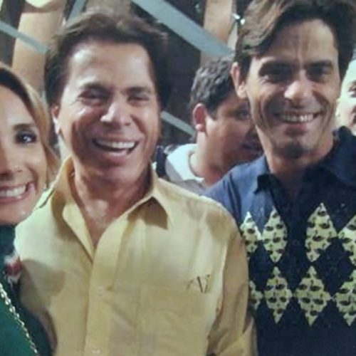 O jornalista Carlos Alberto Soares, posando atrás do ator Marcos Winter, ao lado do icônico comunicador Silvio Santos, durante uma rara e memorável entrevista em 2009. Foto/Arquivo Pessoal 