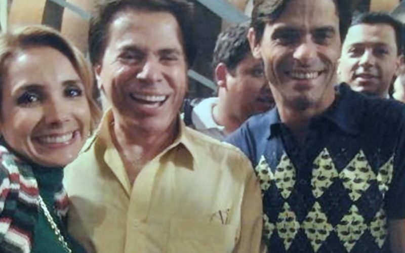 O jornalista Carlos Alberto Soares, posando atrás do ator Marcos Winter, ao lado do icônico comunicador Silvio Santos, durante uma rara e memorável entrevista em 2009. Foto/Arquivo Pessoal 