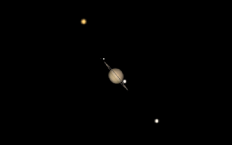 Saturno e suas luas brilham no céu de setembro, simulação feita pelo Clube Centauri no Stellarium. Créditos: Rodrigo Raffa/Stellarium 