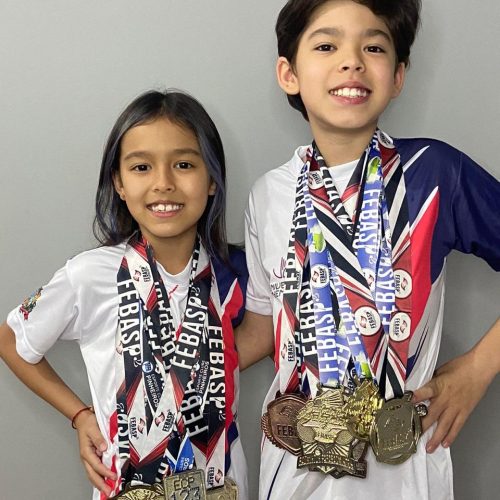 Vitor e Catarina Takashi mostram suas medalhas no Badminton. Foto/Arquivo Pessoal