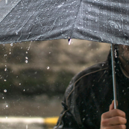 As temperaturas variam entre 19°C e 24°C, e a previsão é de um acumulado de 27,9 mm de chuva para hoje. Foto/Canva