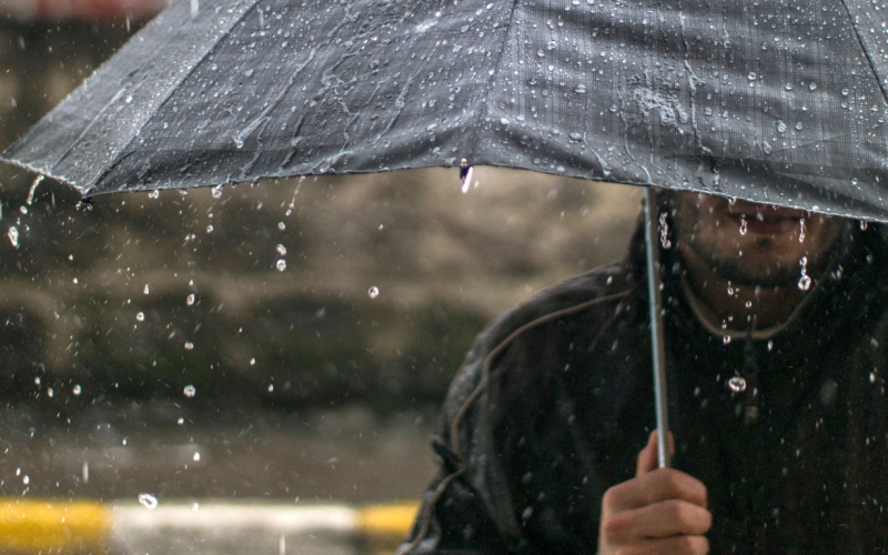 As temperaturas variam entre 19°C e 24°C, e a previsão é de um acumulado de 27,9 mm de chuva para hoje. Foto/Canva