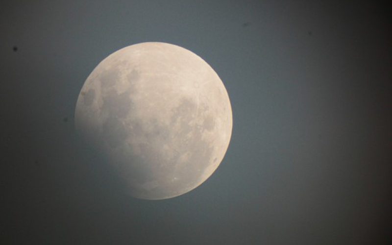 No caso do eclipse parcial registrado, uma parte da Lua entrou na umbra, a região de sombra total, o que provocou um leve escurecimento na parte sul do satélite, visível da Terra. Foto/Clube Centauri