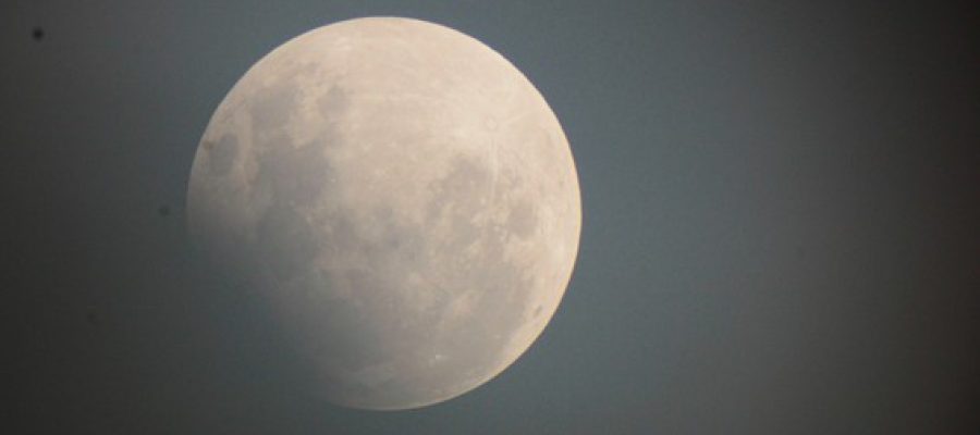 No caso do eclipse parcial registrado, uma parte da Lua entrou na umbra, a região de sombra total, o que provocou um leve escurecimento na parte sul do satélite, visível da Terra. Foto/Clube Centauri