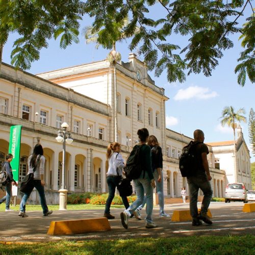 Estudantes caminham em frente ao prédio central da Escola Superior de Agricultura Luiz de Queiroz no campus da USP em Piracicaba. Foto: USP Imagens/Governo de SP