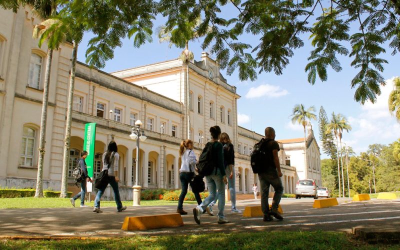 Estudantes caminham em frente ao prédio central da Escola Superior de Agricultura Luiz de Queiroz no campus da USP em Piracicaba. Foto: USP Imagens/Governo de SP