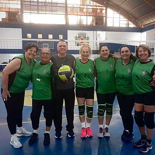 A equipe de voleibol 50+ de Itapetininga venceu a última fase de classificação da Liga Regional de Voleibol. A rodada foi realizada na última terça-feira, 10 de setembro, no Ginásio Ayrton Senna da Silva, em Itapetininga.

 

As atletas itapetininganas fizeram bonito em quadra e venceram as duas partidas:

 

Itapetininga 2 x 1 Cabreúva
Itapetininga 2x 1 Sorocaba.

 

Itapetininga foi representada pelas atletas Lurdinha, Adriana Ortiz, Sueli, Tuca, Silmara, Sofia, Luciana, Rose, Márcia e Luciane. Foto/Divulgação