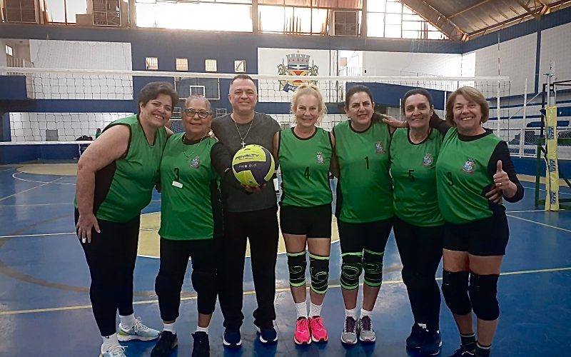 A equipe de voleibol 50+ de Itapetininga venceu a última fase de classificação da Liga Regional de Voleibol. A rodada foi realizada na última terça-feira, 10 de setembro, no Ginásio Ayrton Senna da Silva, em Itapetininga.

 

As atletas itapetininganas fizeram bonito em quadra e venceram as duas partidas:

 

Itapetininga 2 x 1 Cabreúva
Itapetininga 2x 1 Sorocaba.

 

Itapetininga foi representada pelas atletas Lurdinha, Adriana Ortiz, Sueli, Tuca, Silmara, Sofia, Luciana, Rose, Márcia e Luciane. Foto/Divulgação