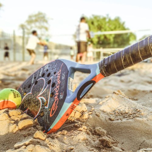 Hoje, o beach tênis não é mais apenas uma moda passageira, mas um esporte consolidado que conquistou de vez o coração dos brasileiros. Foto/Internet